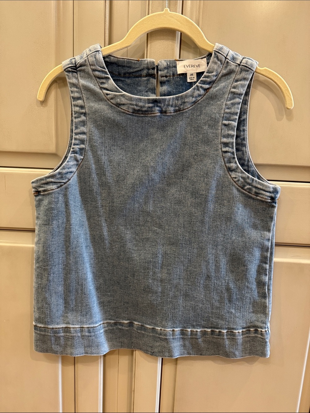 Evereve Sleeveless Denim Shell Top - Light Blue Wash